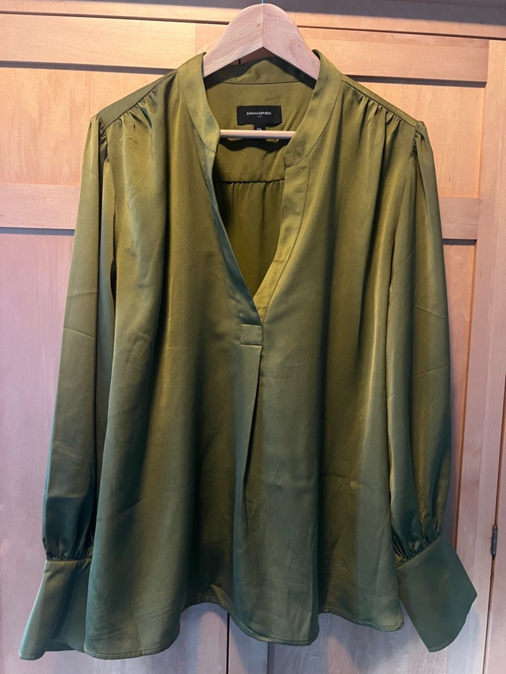 Banana Republic Women’s Crepe Volume-Sleeve Olive Green V-Neck Blouse XXL